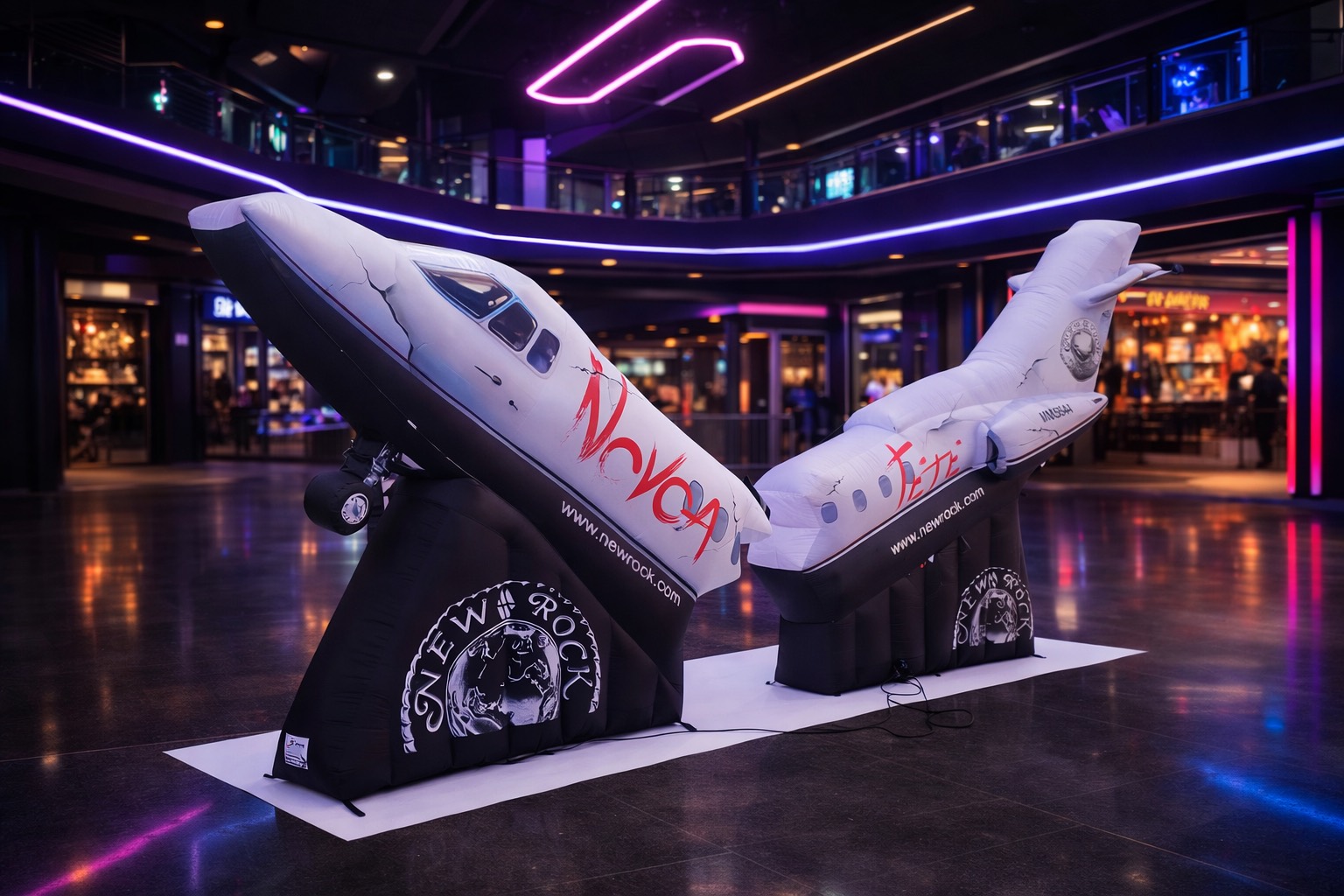 Inflable publicitario de gran formato instalado en un centro comercial